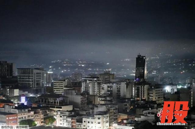 图为当地时间1月3日，发生一系列爆炸后的加拉加斯夜景。